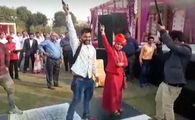 ಮದುವೆಯಲ್ಲಿ ಹಿಂದೂ ಮಹಾಸಭಾ ನಾಯಕಿಯಿಂದ ಗುಂಡು ಹಾರಾಟ, ವರನ ಚಿಕ್ಕಮ್ಮ ಬಲಿ